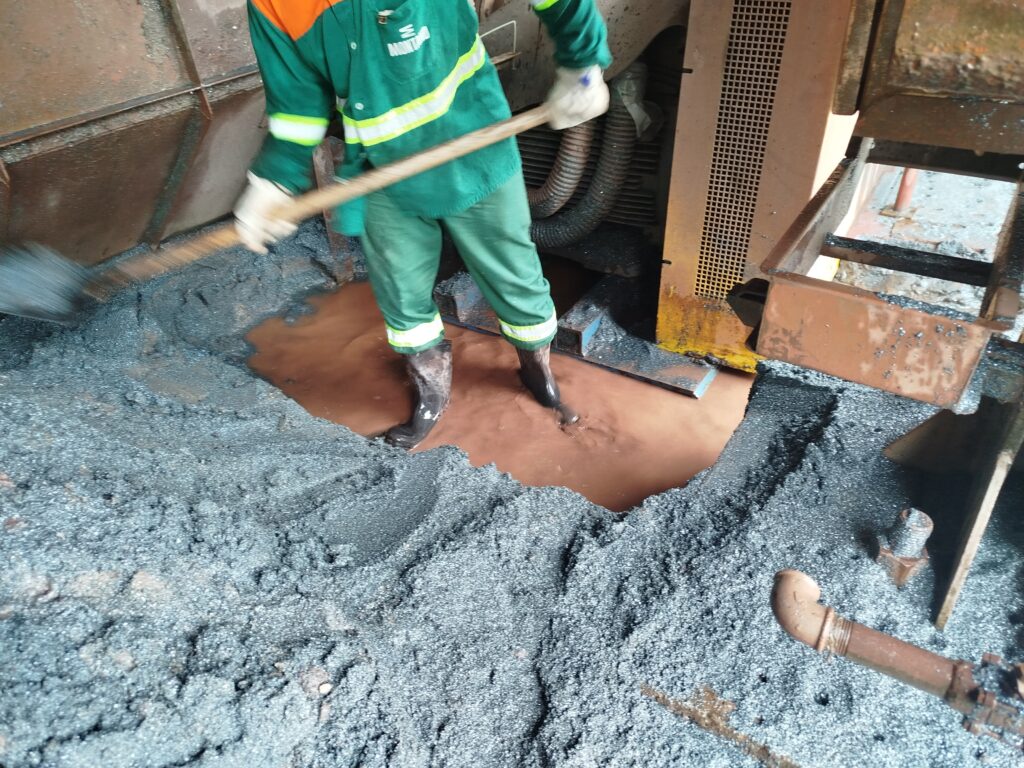 Limpeza manual em área de difícil acesso